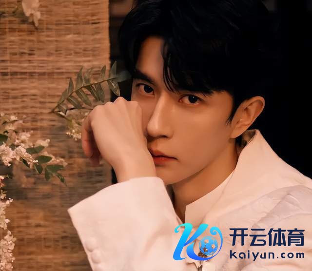 于依稀饭局成员被扒，疑似编剧极光光的家，本东谈主赶快删博关评