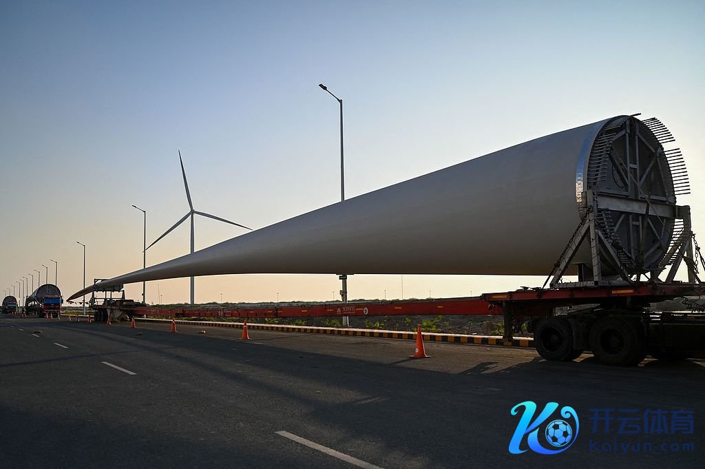 印度阿达尼集团坐褥的风力发电机叶片。（视觉中国）